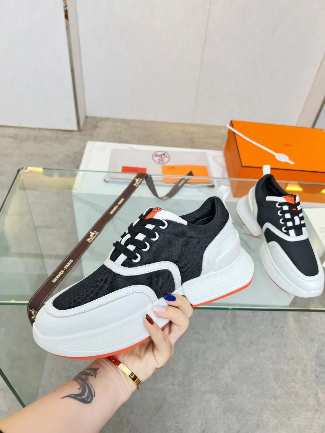 👟👟Ex-factory price 620👟👟 Men’s size +10 Hermès new slim waist for couples, first launched in North America, heightening-flowing shoes! The legs instantly look much thinner, the heels are 5CM high, and the new Hermès panda gigs bread shoes are so cute. The foot feels super comfortable and 100% made of Hermès special fabrics and Italian calfskin 1🆚1. Large 㡳 private mold sole, oversized shoe 㡳 decorated with geometric patterns to create a dynamic and fashionable style, soles Hermès orange! Female size 35-41 (35, 40, 41 can be customized and non-returnable) Male size 38-47 (38, 45, 46, 47 can be customized and non-refundable)